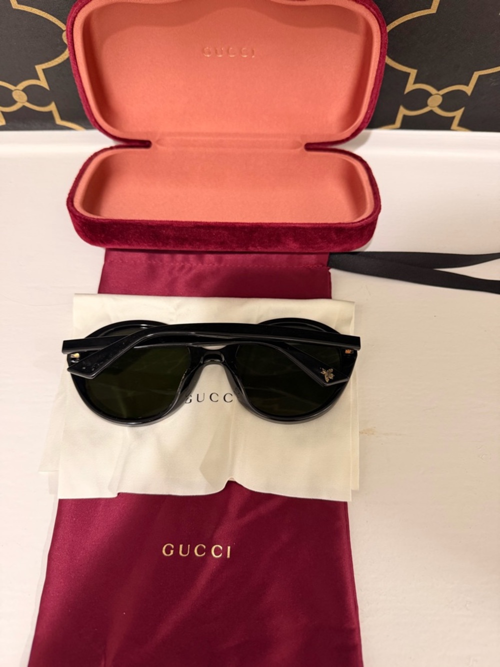 Gucci Black Round Sunglasses with Gold Details - Picture 4 of 5